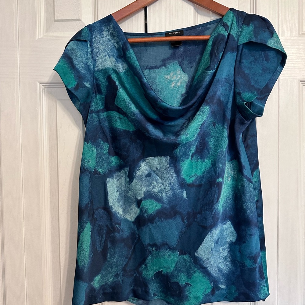 Ann Taylor Blue and Teal Abstract Blouse 🐸